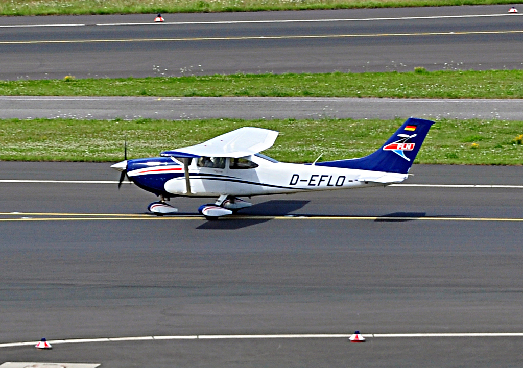 Cessna 182 T Skylane D-EFLO von  FLN - Frisia Luftverkehr  auf dem Rollweg in Dsseldorf - 24.07.2012