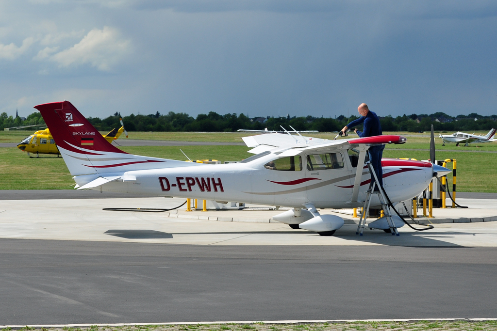 Cessna 182T Skylane, D-EPWH, an der Tankstelle in Bonn-Hangelar - 11.06.2011