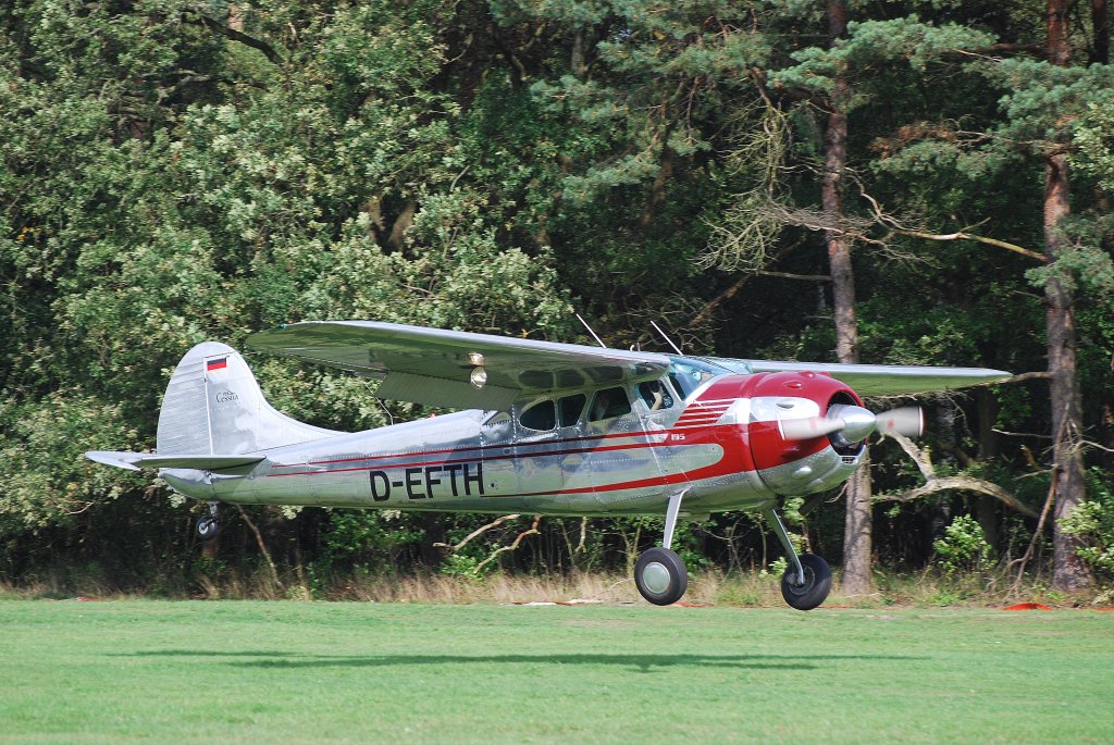 Cessna 195B D-EFTH bei der Landung in Weser-Wmme am 11.09.10