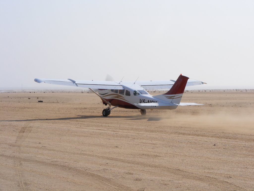 Cessna 206 V5-NSK beim Start mit 6 Fallschirmspringern in Swakopmund/Namibia am 2.9.2009