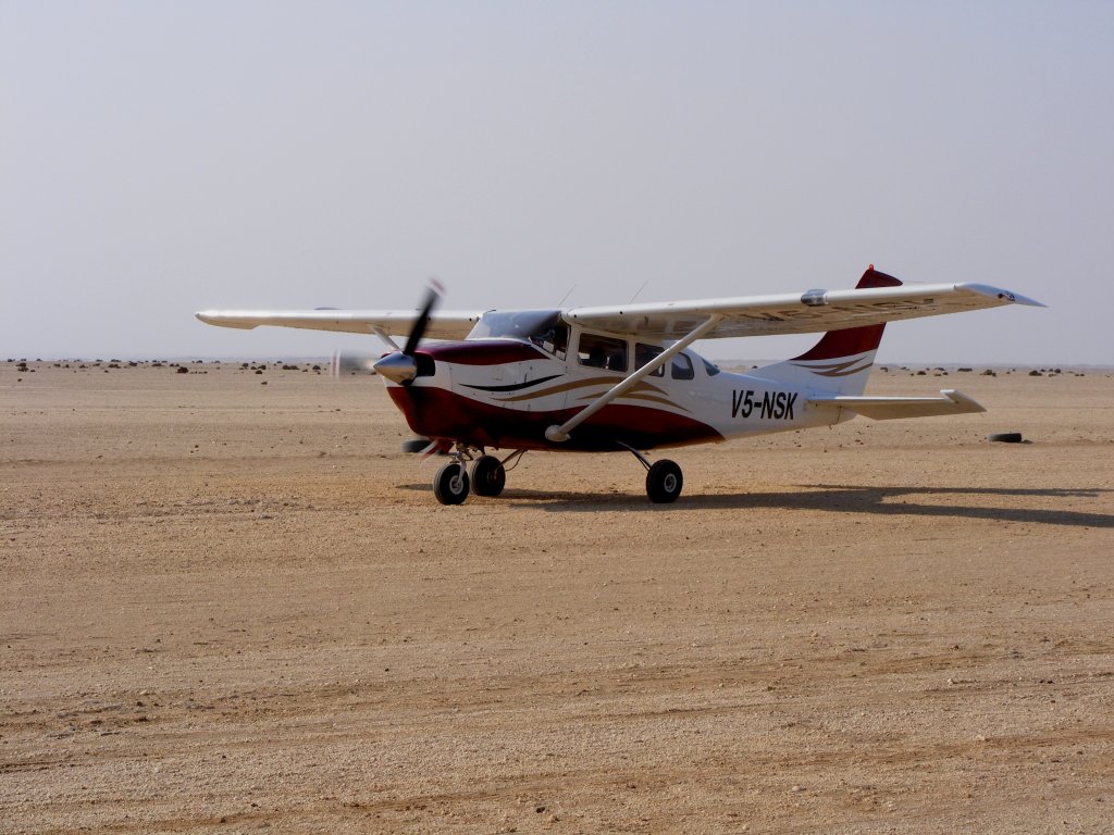 Cessna 206 V5-NSK Springermaschine von Skidive Swakopmund in Namibia beim Start am 2.9.2009