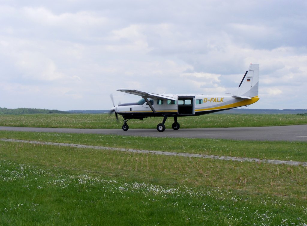 Cessna 208 Caravan D-FALK als Springermaschine von AERO Fallschirmsport auf dem Flugplatz Gera (EDAJ) am 12.5.2012