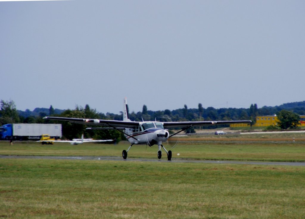 Cessna 208 Caravan D-FAST von Aero Fallschirmsport beim Start mit 14 Springern am 6.9.2008 auf dem Flugplatz Gera EDAJ