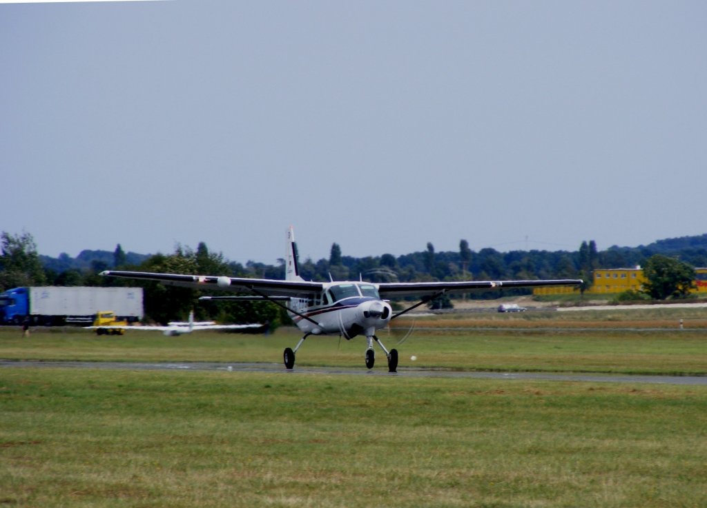 Cessna 208 Caravan D-FAST von Aero Fallschirmsport beim Start mit 14 Springern am 6.9.2008 auf dem Flugplatz Gera EDAJ