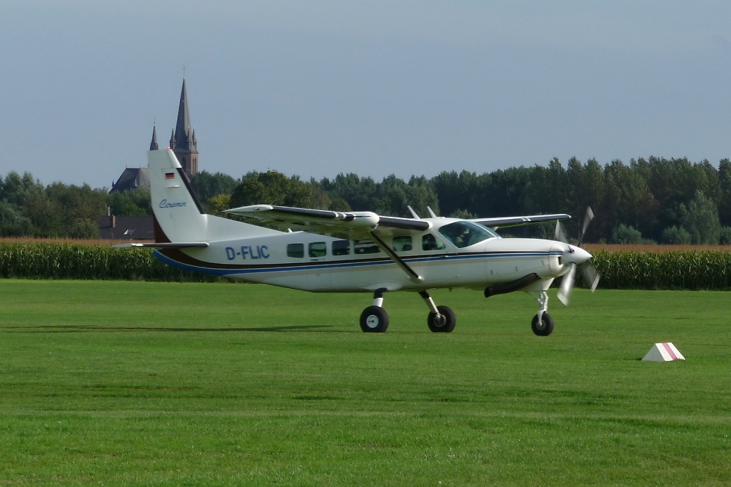 Cessna Caravan 208 D-FLIC startet mit Fallschirmspringern an Bord auf dem Flugplatz Niershorst am 11.9.2010