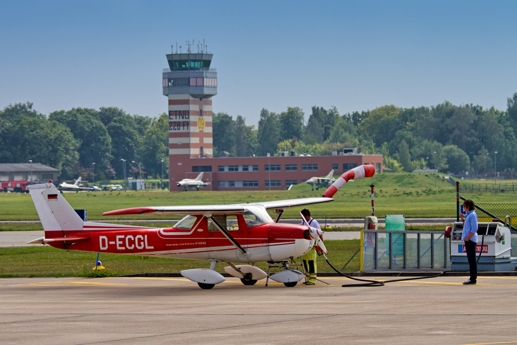 Cessna F 150 beim Auftanken auf dem Flughafen Neubrandenburg-Trollenhagen. - 25.08.2012
