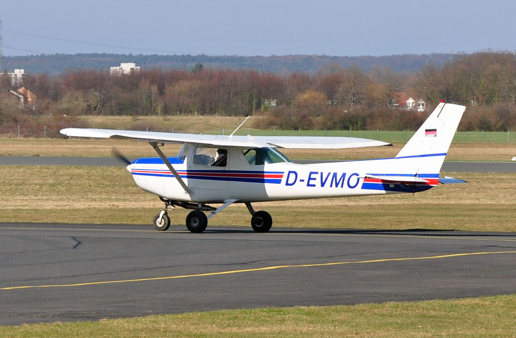 Cessna F 152 D, D-EVMO in Bonn-Hangelar - 02.03.2011