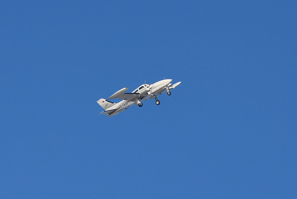 Cessna T 310 R D-IAAP bei Anflugbungen auf CGN - 28.10.2012