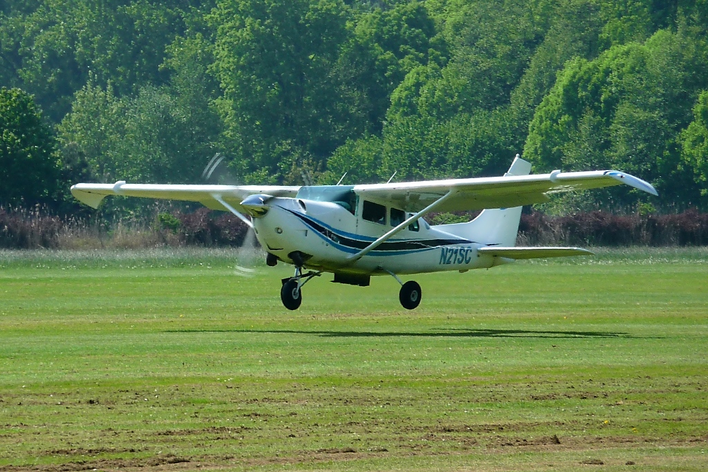 Cessna U206G, N21SC, bei der Landung in Grefrath, 19.5.13