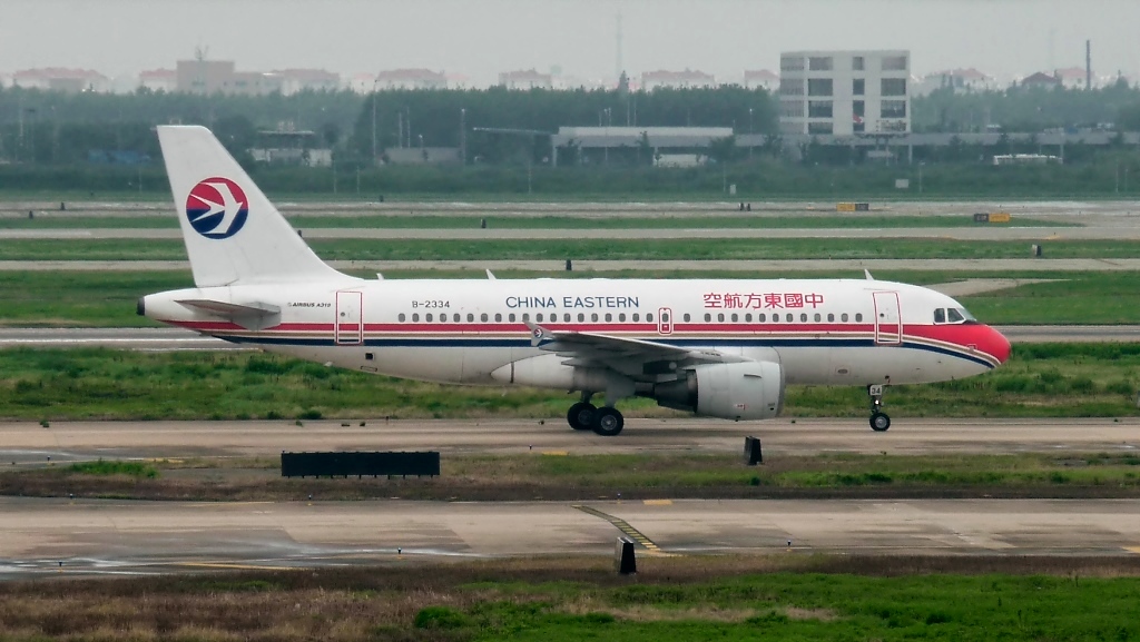China Eastern Airlines Airbus A319-112 B-2334 in Pudong (15.7.10)
