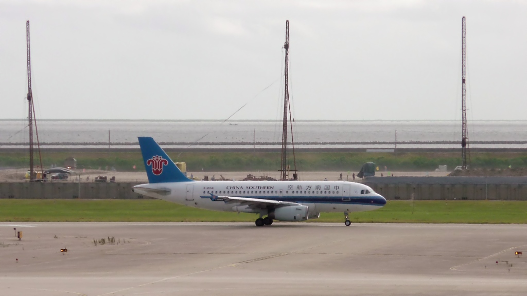 China Southern B-6158, Airbus A319, in Pudong (6.8.10)