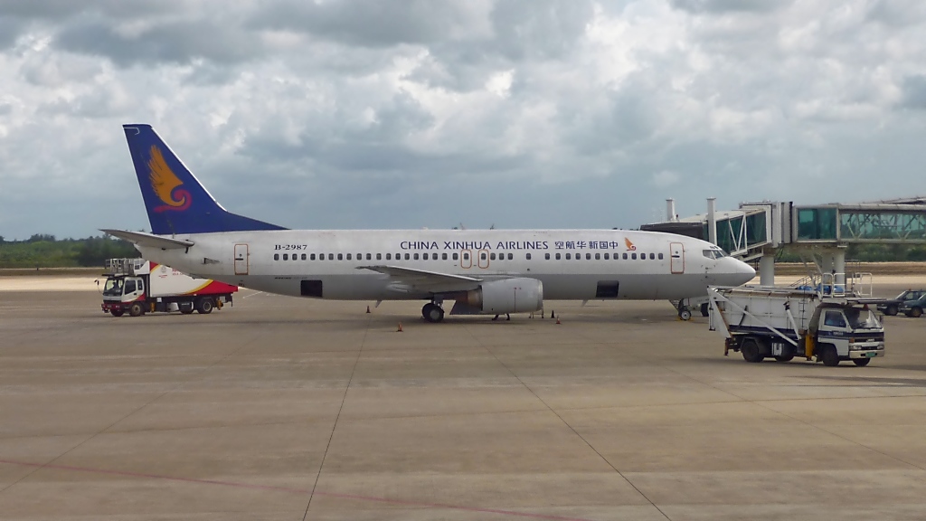 China Xinhua Airlines Boeing 737-46Q B-2987 in Haikou, Hainan (15.7.10)