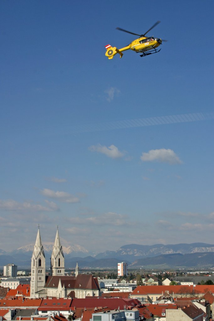 Christophorus 3  OE-XEL  EC-135 T2 beim Landeanflug vor dem Wr.Neustdter Dom. April 2012