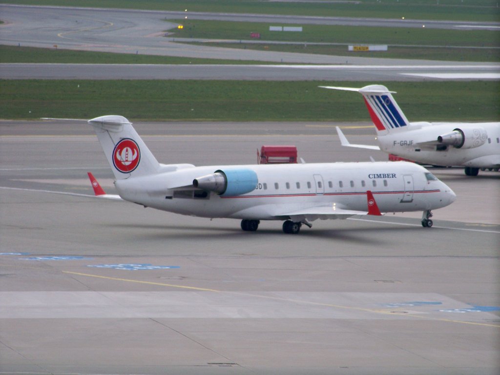 Cimber Sterling, Bombrdier CRJ 100LR, OY-RJD auf dem Hamburger Flughafen. AUfgenommen am 11.04.10.