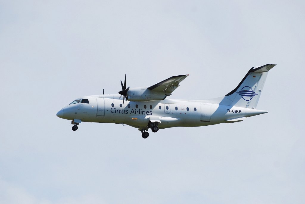 CIRRUS Airlines Dornier Do 328 D-CRIB im Anflug auf Hamburg Fuhlsbttel am 01.06.11