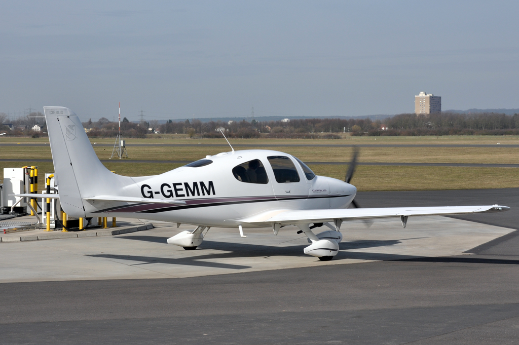 Cirrus SR-20 G-GEMM an der Tankstelle in Bonn-Hangelar - 06.03.2013