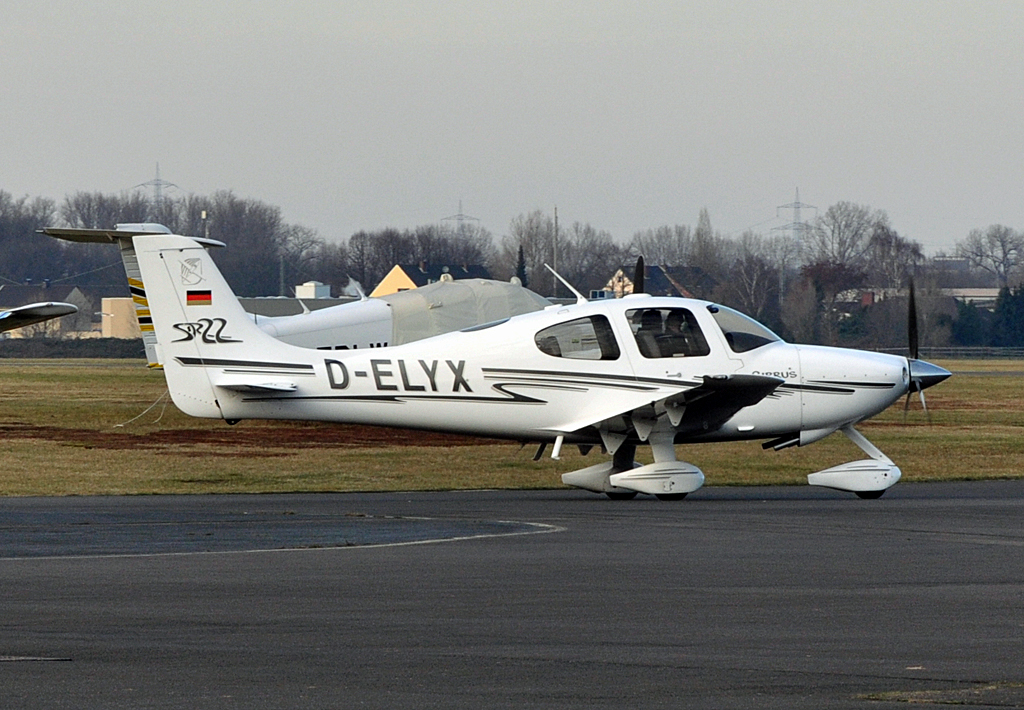 Cirrus SR 22 D-ELYX taxy at Bonn-Hangelar - 12.01.2013
