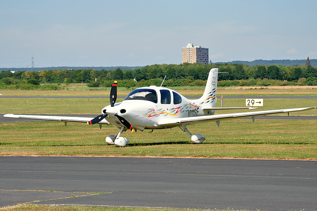 Cirrus SR-22 N211SE am Flugplatz Bonn-Hangelar - 23.08.2012