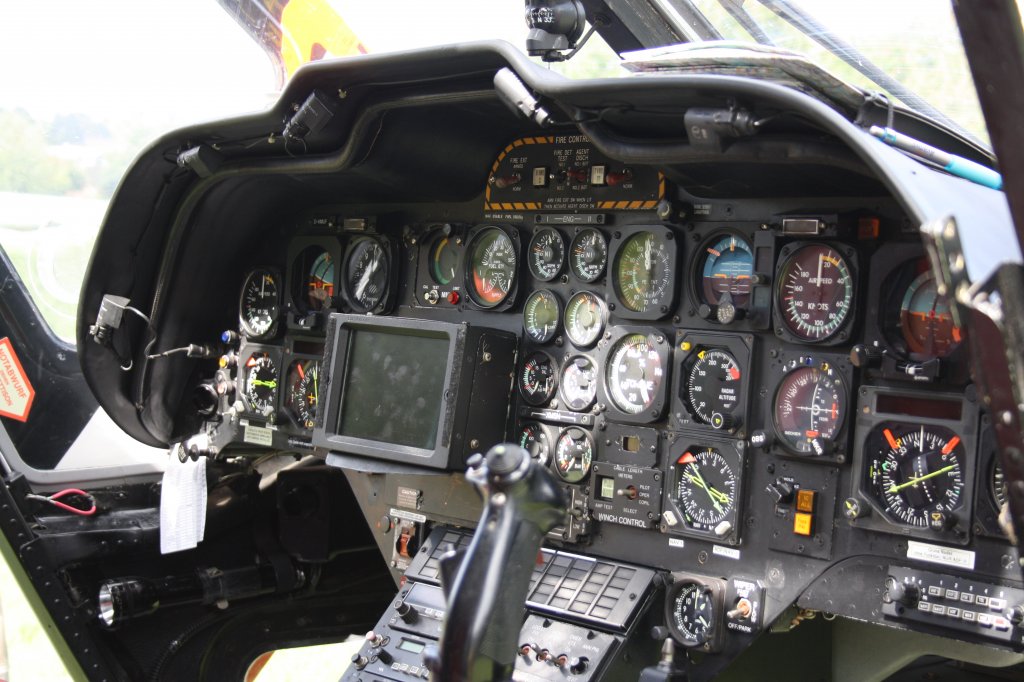 Cockpit eines Eurocopter BK 117 von der  Deutschen Rettungsflugwacht (18.09.10)