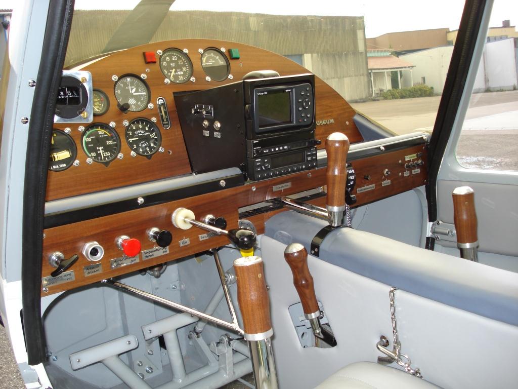 Cockpit der  PORSCHE-Elster . Aufgrund der Vielzahl der Hebel nennt man sie auch  das beste dreihndig zu fliegende Flugzeug der Welt . Mehr Infos unter www.elster-porschemuseum.de