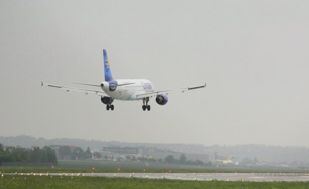  Condor 2849 cleared to land runway 26 
Ein Condor-Airbus A320-200 ist klar zum Aufsetzen in Stuttgart am 2. Juni 2010