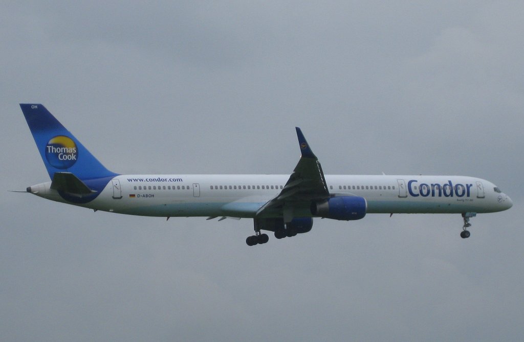  Condor 7365 cleared to land runway 26 
Eine Condor-Boeing 757-300 landet in Stuttgart am 02.06.10