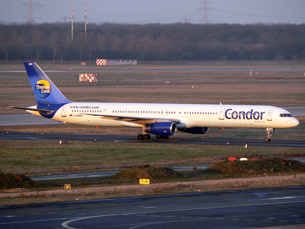 Condor B757-300 D-ABOB nach dem Verlassen der 23L in DUS / EDDL / Dsseldorf am 06.01.2008