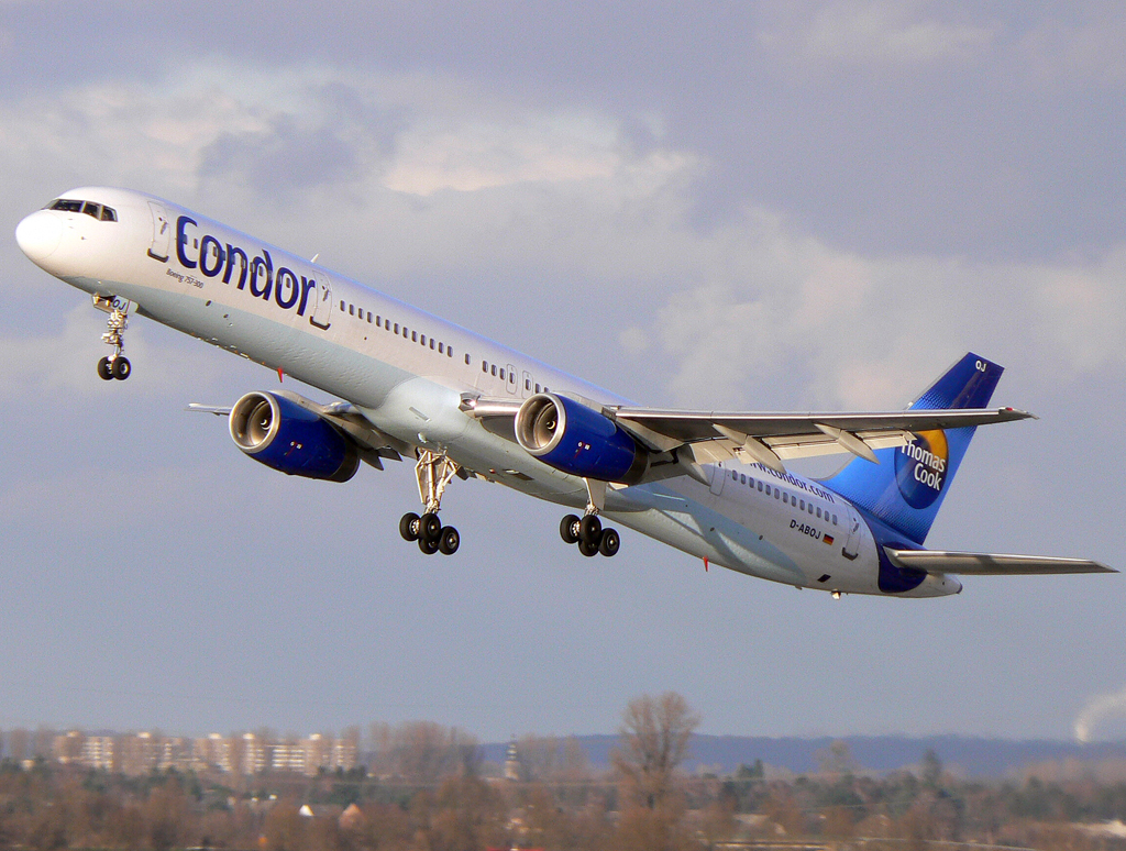 Condor B757-300 D-ABOJ nach dem Takeoff auf 23L in DUS / EDDL / Düsseldorf am 09.12.2007