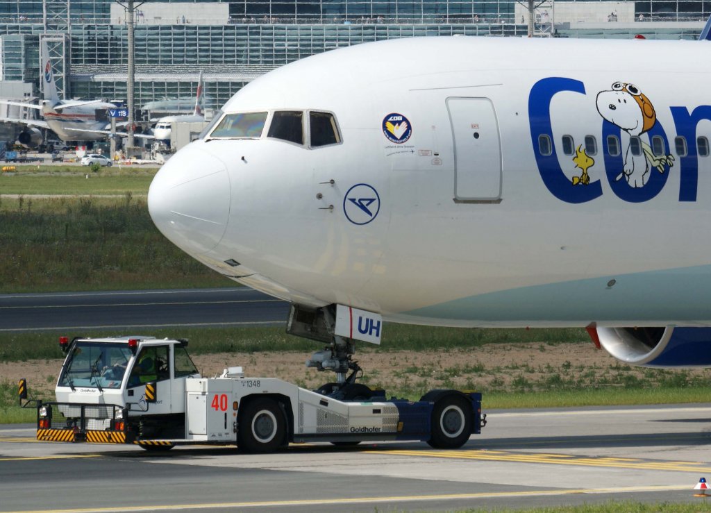 Condor, D-ABUH (Full-Peanuts-Sticker), Boeing 767-300 ER (Bug/Nose), 02.08.2011, FRA-EDDF, Frankfurt, Germany 

