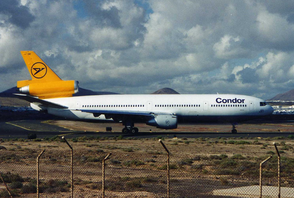 Condor DC-10-30 kurz vor dem Start in Lanzarote im Mai 1997 (Scan)