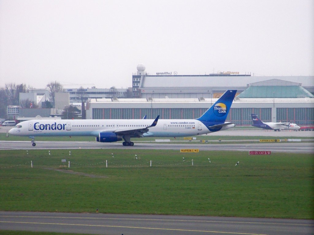 Condor Flugdienst, B757-530, D-ABOA auf dem Hamburger FLugahfen. Aufgenommen am 11.04.10.