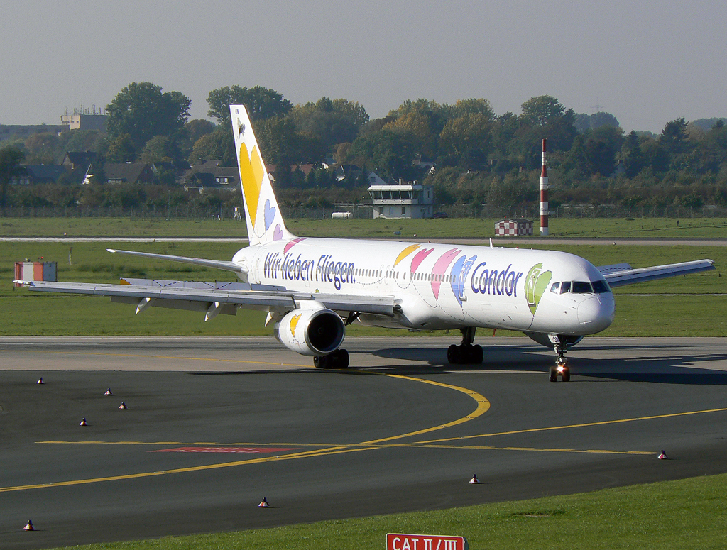 Condor Willi B757-300 D-ABON beim Verlassen der 05R in DUS / EDDL / Düsseldorf am 07.10.2007