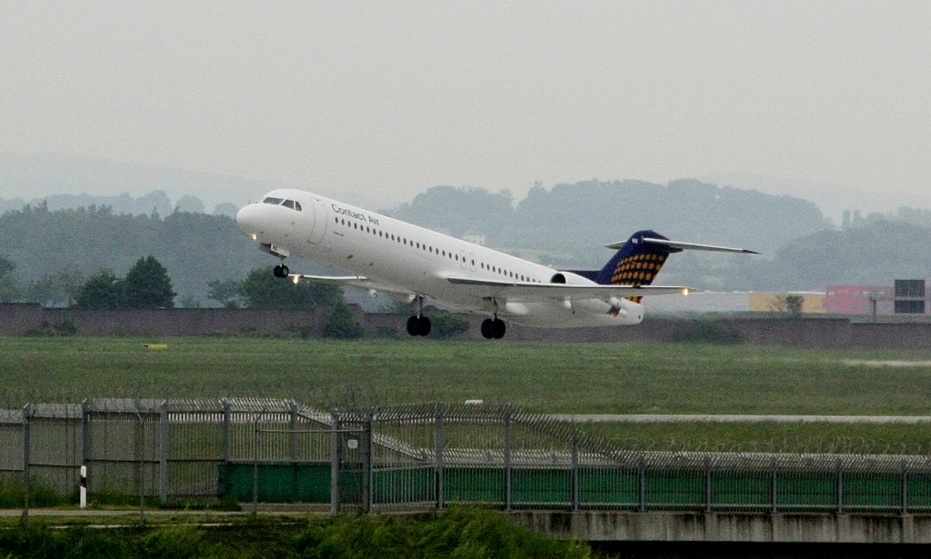 Contact 4568 cleared for take-off runway 26 

Diese Fokker 100 der Contact Air, die brigens Teil des Verbundes Lufthansa Regional ist, hebt am 2. Juni 2010 auf dem Stuttgarter Flughafen ab
