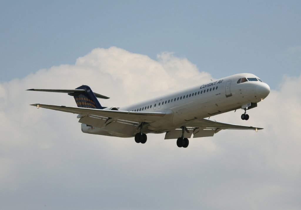 Contact Air Fokker 100 D-AFKD kurz vor der Landung in Berlin-Tegel am 10.06.2011