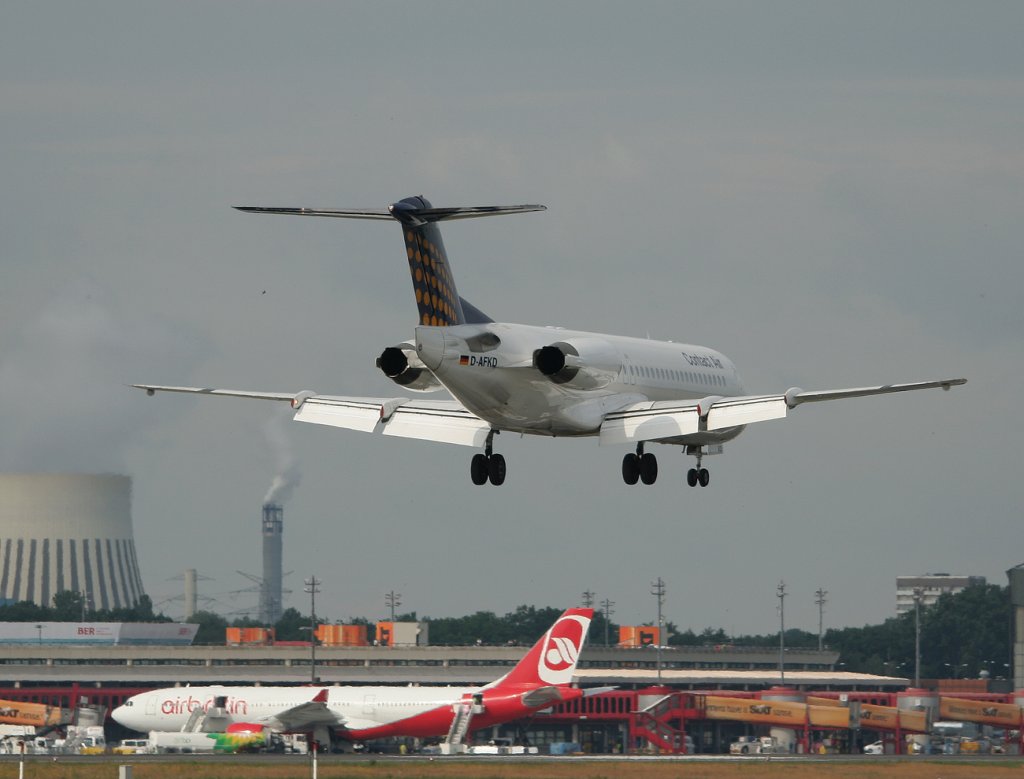 Contact Air Fokker 100 D-AFKD kurz vor der Landung in Berlin-Tegel am 18.06.2011