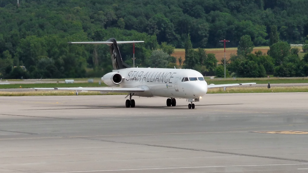 Contact Air Fokker 100 mit  Star Aliance  Lackierung in Zrich-Kloten (13.7.10)