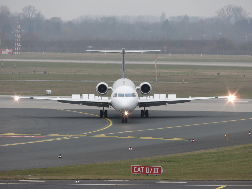 Contact Air  Star Alliance ; D-AFKF. Fokker F-100. Flughafen Dsseldorf. 19.02.2011.