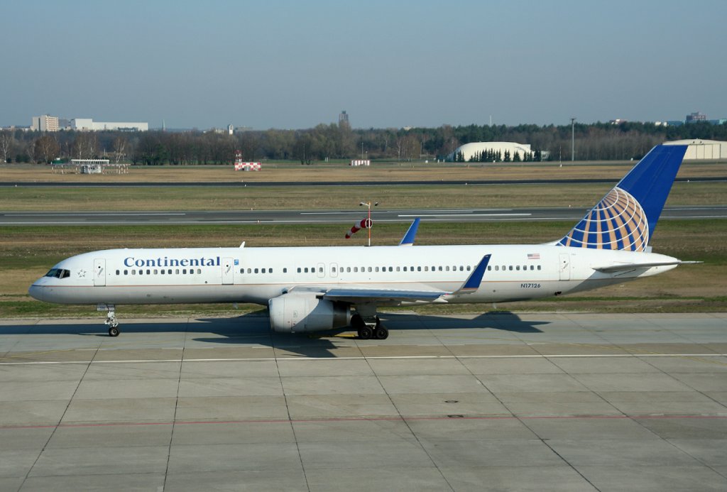 Continental Airlines B 757-224 N17126 nach dem Pushback auf dem Flughafen Berlin-Tegel am 03.04.2010