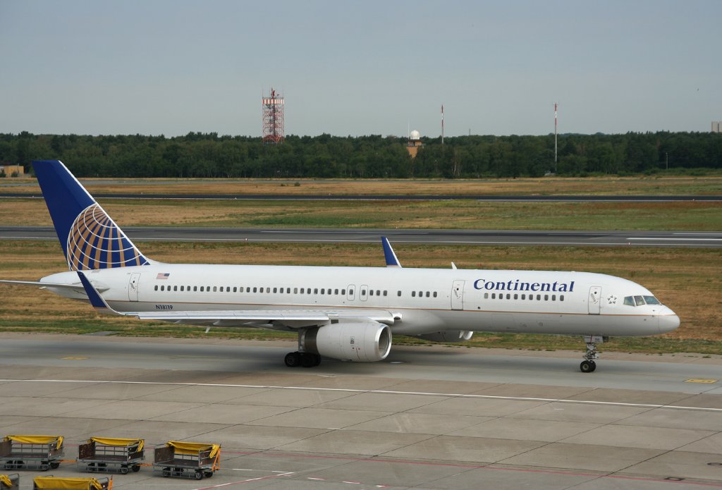 Continental Airlines B 757-224 N18119 am 31.07.2010 auf dem Flughafen Berlin-Tegel