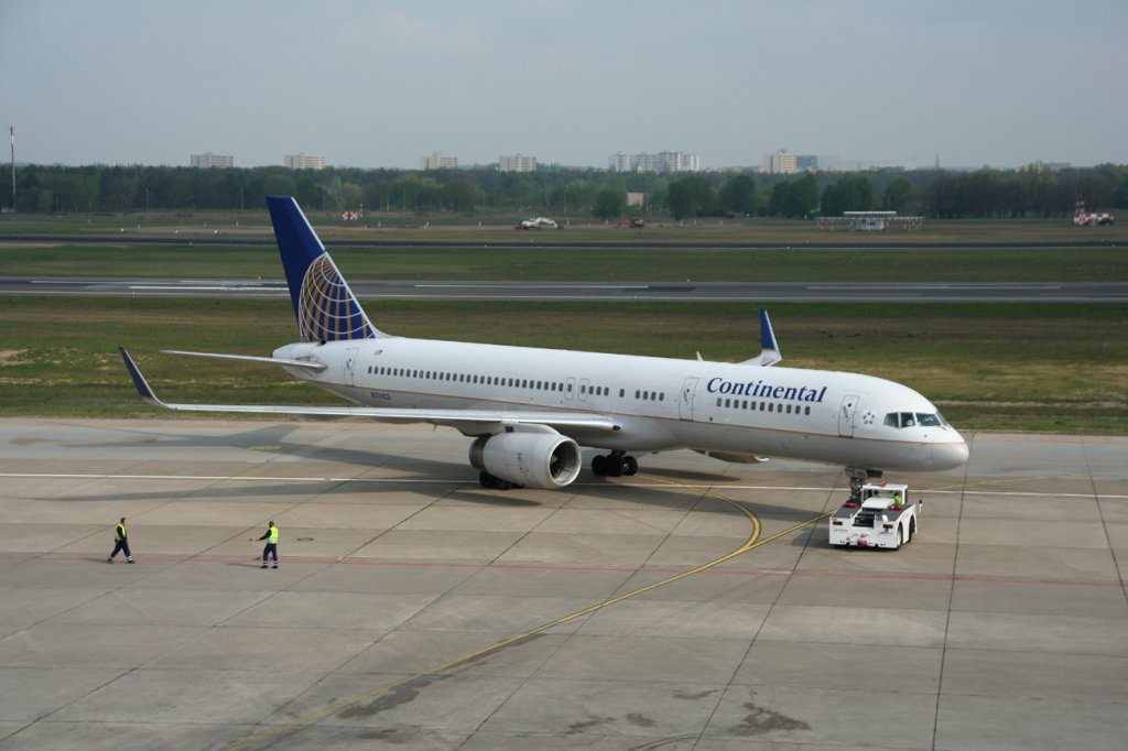 Continental Airlines B 757-224 N33103 beim Pushback in Berlin-Tegel am 01.05.2010