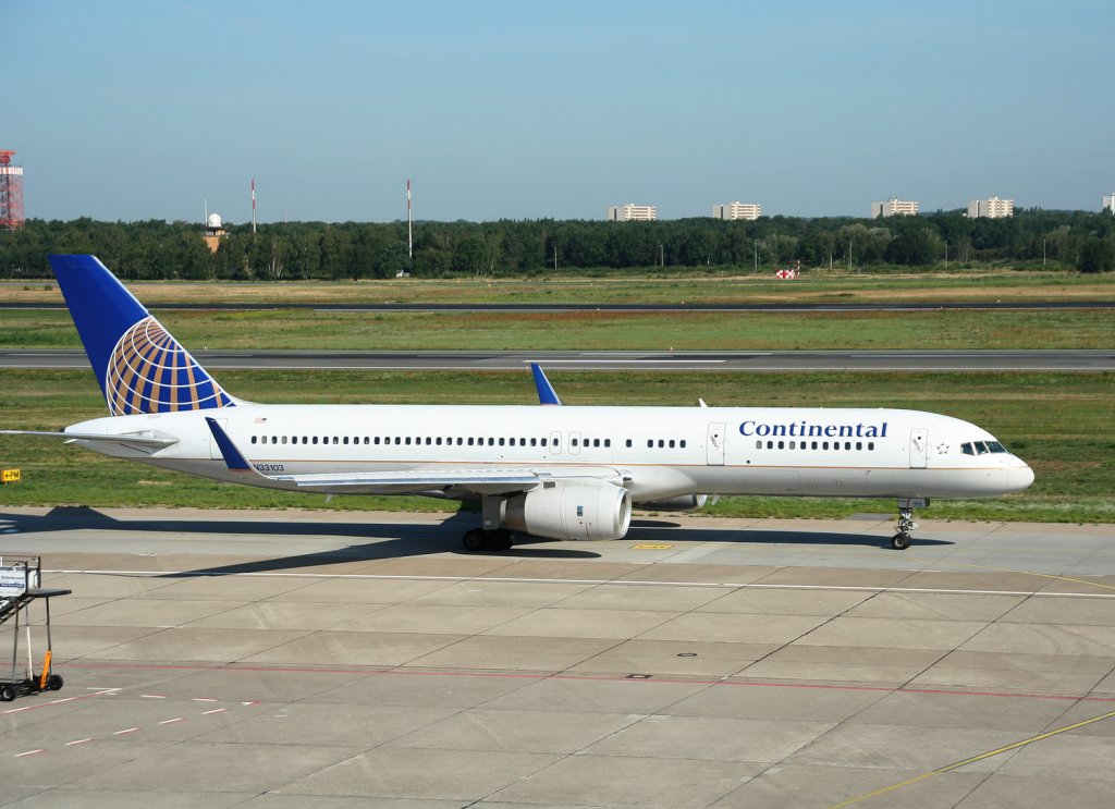 Continental Airlines B 757-224 N33103 am 21.08.2010 auf dem Flughafen Berlin-Tegel