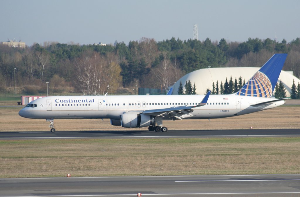 Continental Airlines B 757-224 N58101 kurz nach der Landung in Berlin-Tegel am 02.04.2010