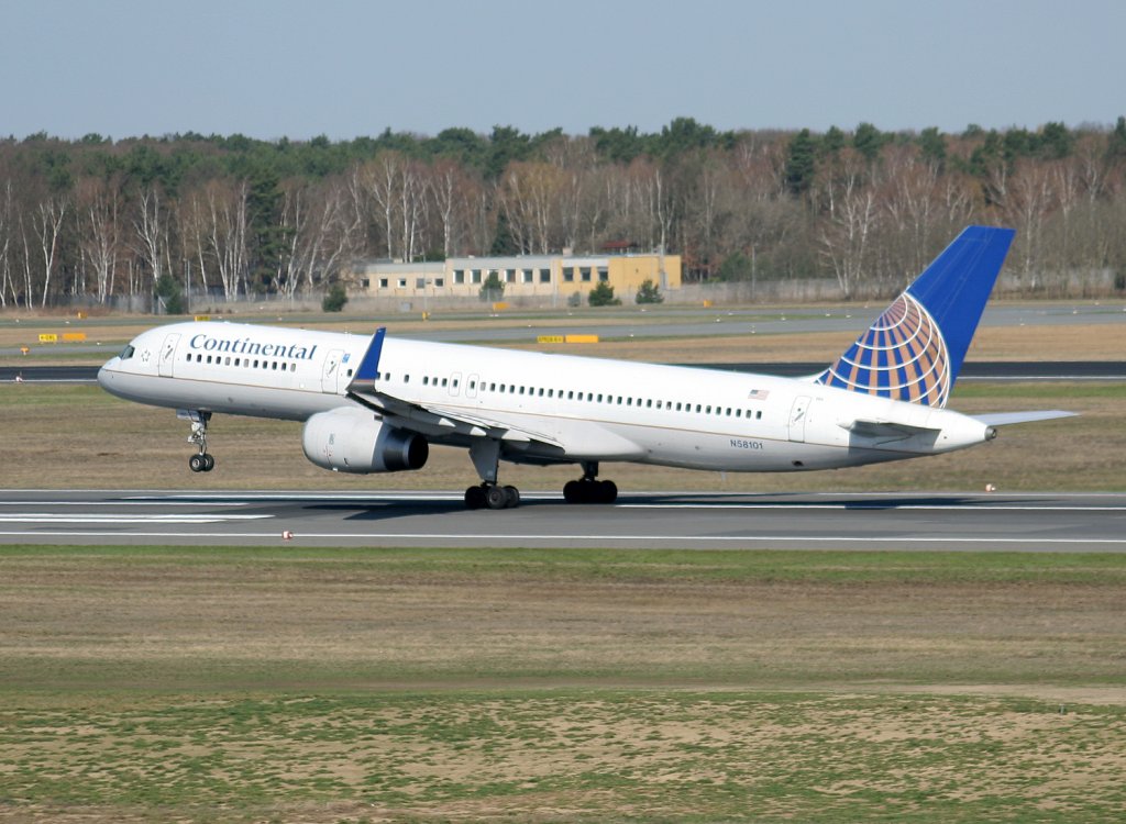 Continental Airlines B 757-224 N58101 beim Start in Berlin-Tegel am 02.04.2010