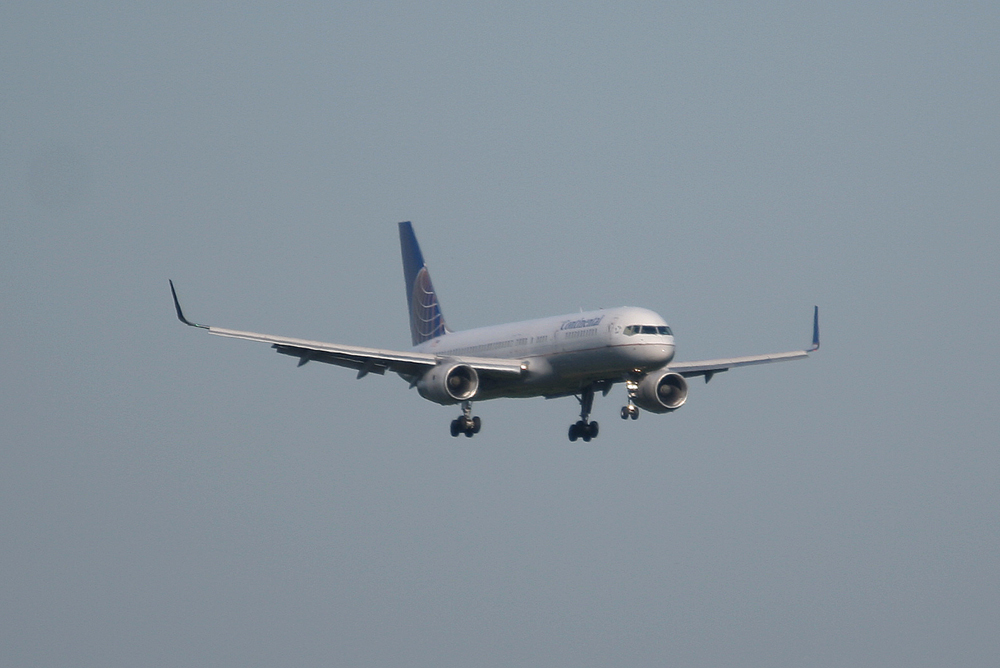 Continental Airlines B 757-224(WL) N12125 im Landeanflug auf Berlin-Tegel am 03.06.2010
