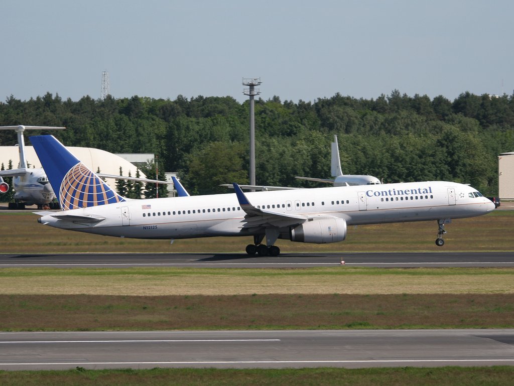 Continental Airlines B 757-224(WL) N12125 beim Start in Berlin-Tegel am 03.06.2010