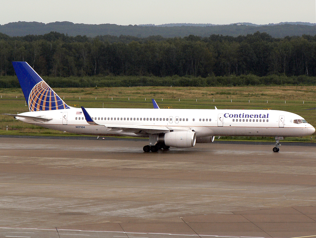 Continental B757-200 N17104 auf dem Taxiway zur 14L in CGN / EDDK / Köln Bonn am 19.08.2007