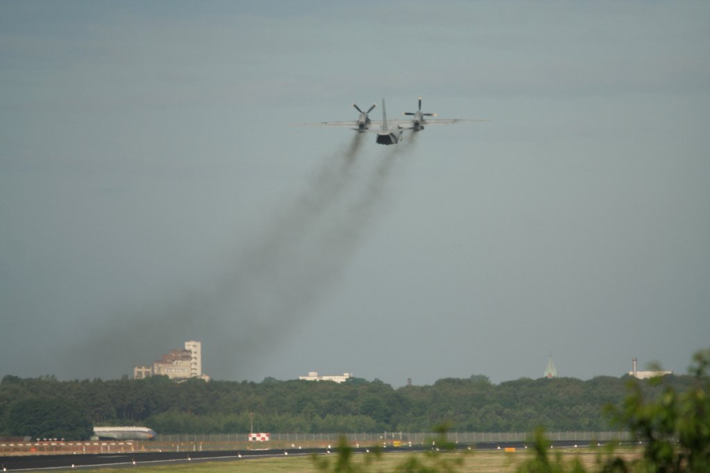 Croatia Air Force AN 32B 727 nach dem Start in Berlin-Tegel am 09.06.2012