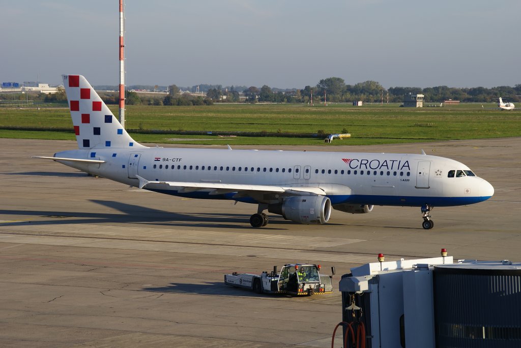 Croatia Airlines, Airbus A320-200, Kennung: 9A-CTF rollt zur Startbahn in Berlin-Schnefeld am 09.10.2010