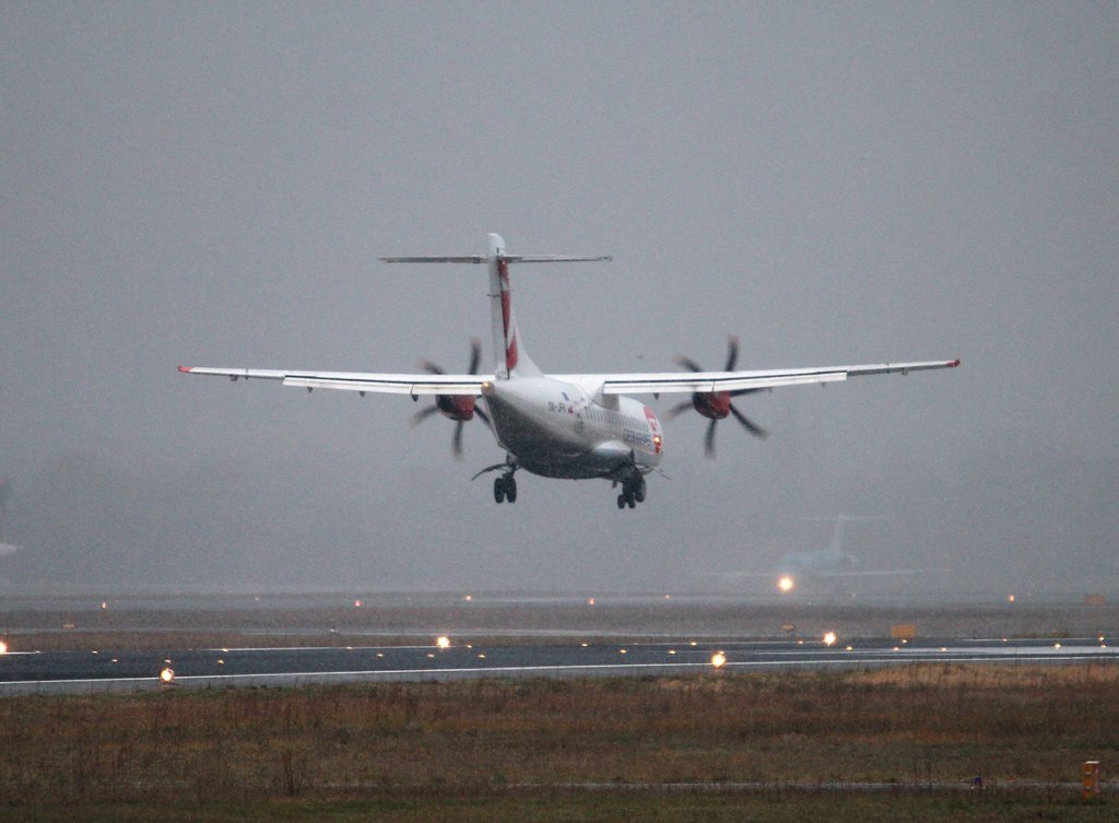 CSA ATR-42-500 OK-JFK bei der Landung in Berlin-Tegel am 01.12.2012, Kurz danach gab es ein heftiges Schneetreiben.