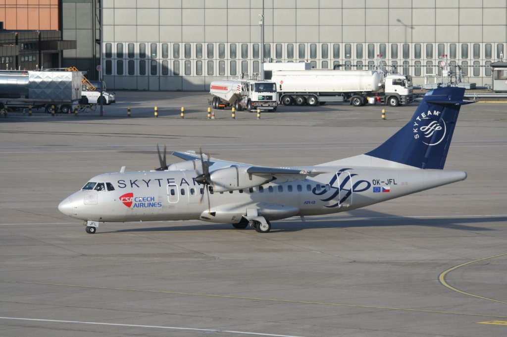CSA ATR 42-500 OK-JFL bei der Ankunft in Berlin-Tegel am 18.09.2010